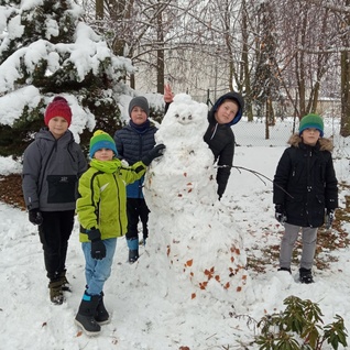Třeťáci staví sněhuláka