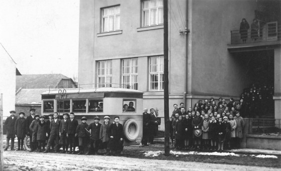 Autobus před školou č. p. 250 ve 30. letech 20. století