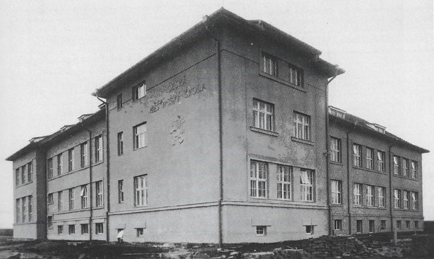 Budova školy č. p. 250 po dostavění 1929